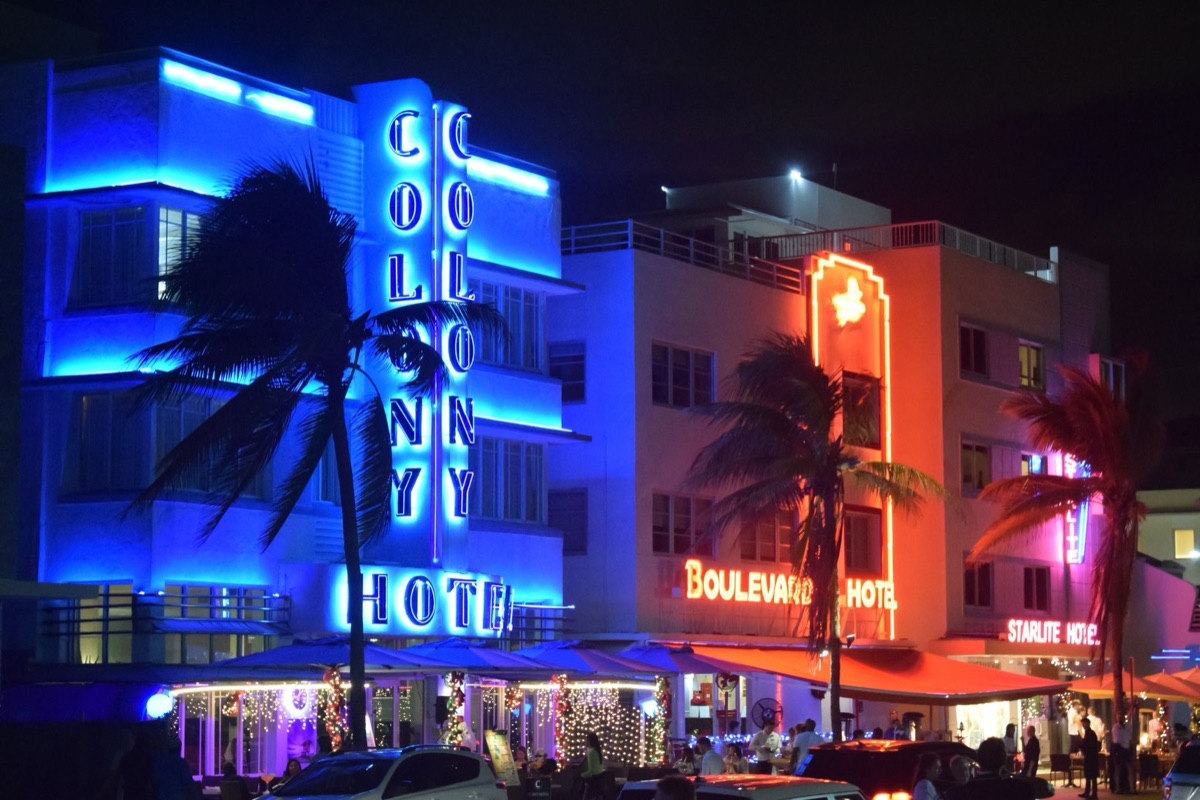 Facciata di un hotel Art Deco a Miami