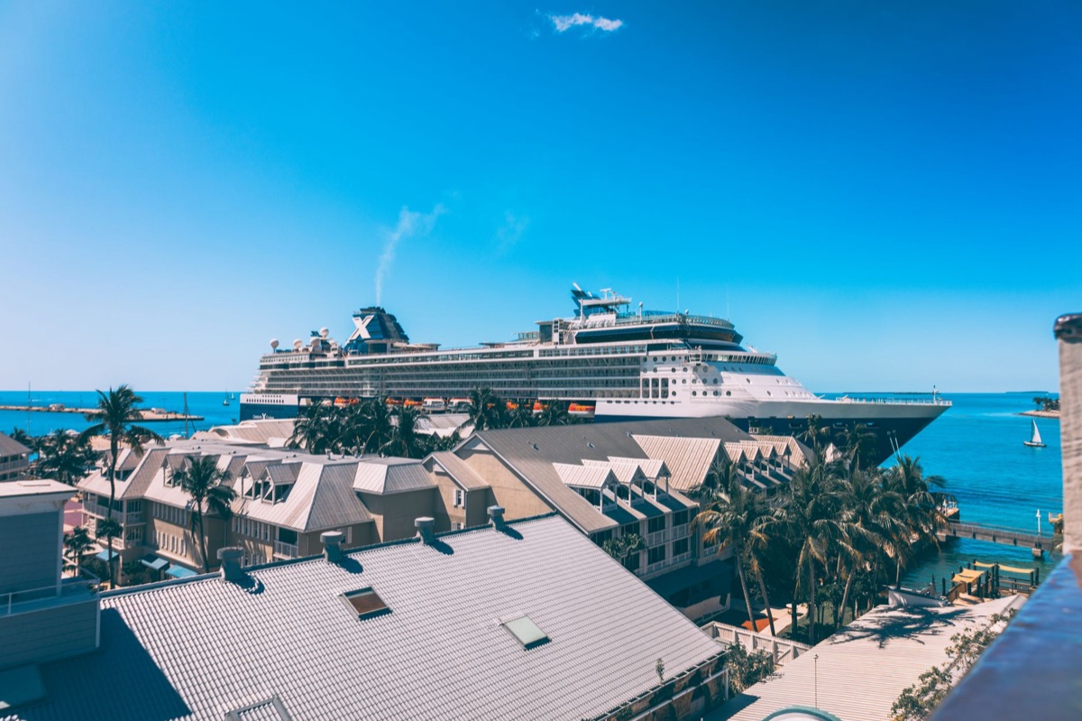barco de crucero anclado en puerto de miami
