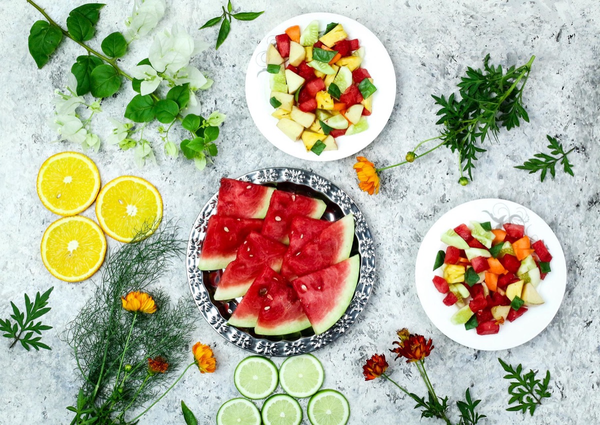 frutas tropicales en plato blanco