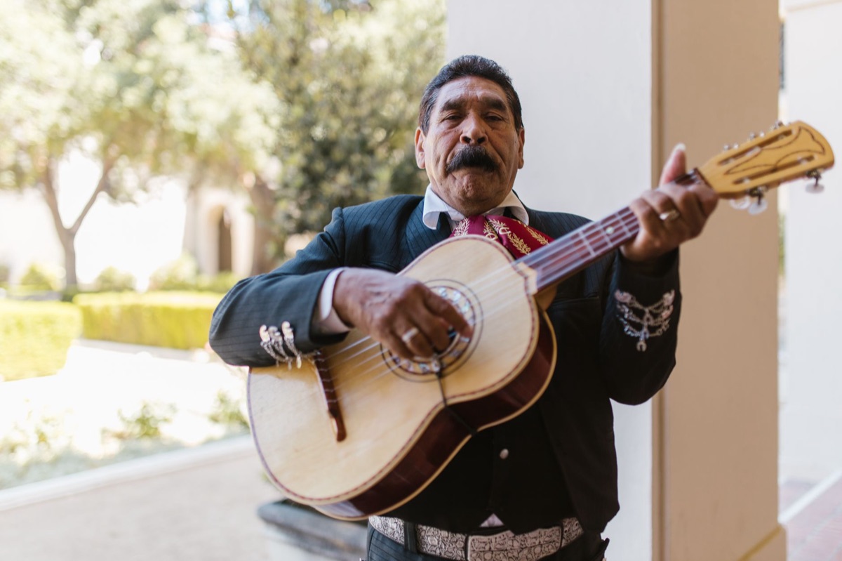 músico latino toca guitarra en miami