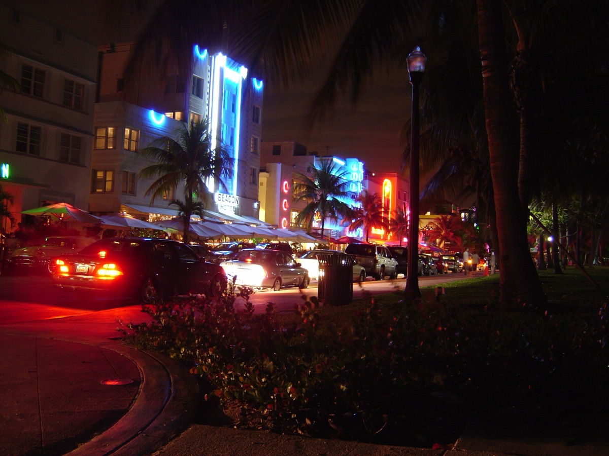 playa de miami a la noche
