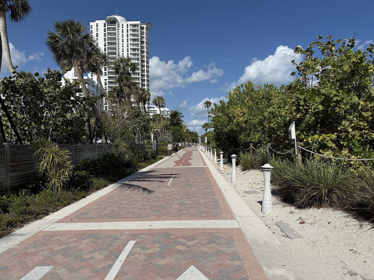 Pista di sabbia a Miami al tramonto