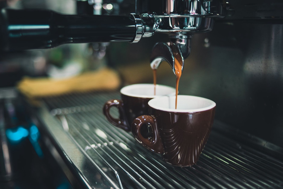xícara de café cubano com vapor