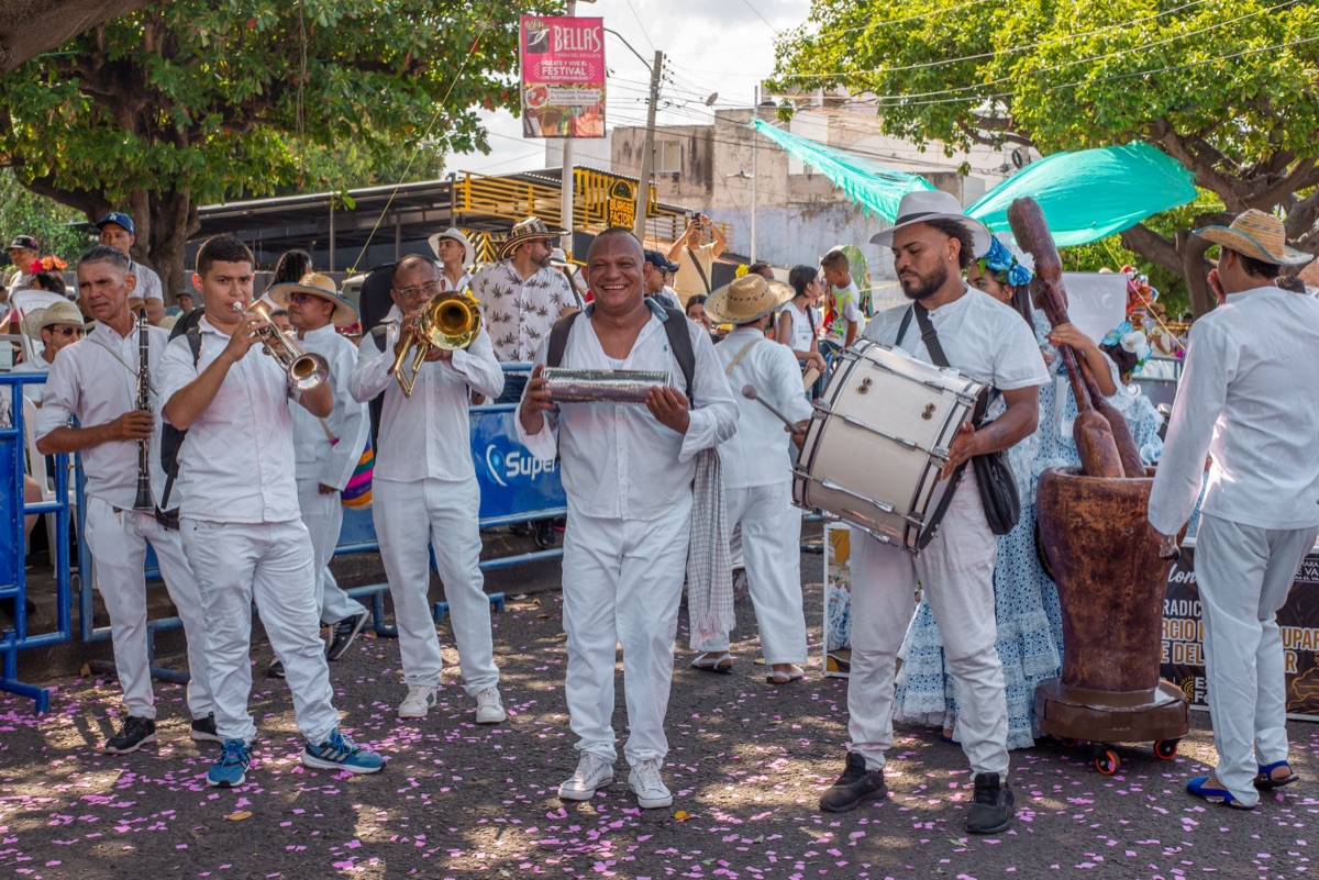 banda latina tocando música