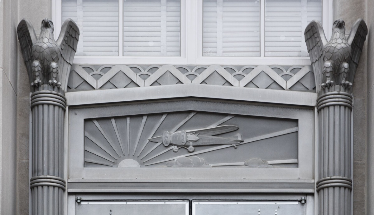 Historischer Art-Deco-Bau im Licht