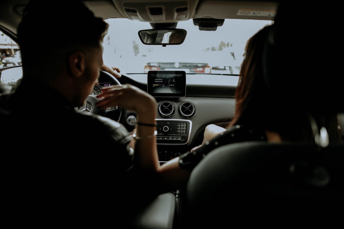 Un conducente sta guidando sull'Overseas Highway a Miami
