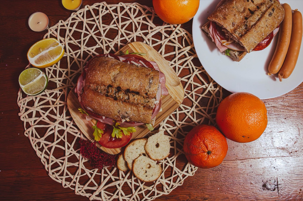 Une table en bois avec des ingrédients d'un sandwich cubain de Little Havana.