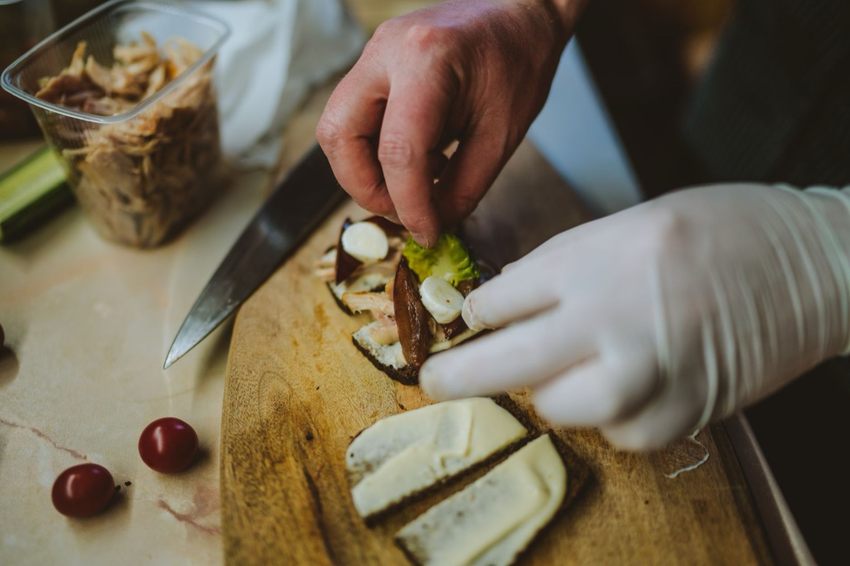 Un chef qui prépare un sandwich cubain en suivant une recette de Little Havana.